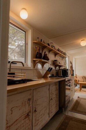 Kjøleskap, mikrobølgeovn, ovn og kokeplater