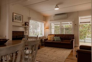 Smart TV, fireplace - Paddy's Shack - Outdoor Bath, Sauna & BBQ (Break O'Day)