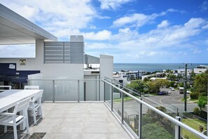 Outdoor dining - Saffire Seaside Serenity (Sunshine Coast)