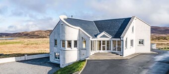 Stunning private villa for 13 people with hot tub, WIFI, TV, patio and panoramic view