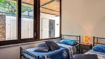 4 bedrooms, iron/ironing board, free WiFi