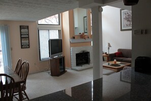 TV, fireplace, DVD player - Welcome To "Snowed Inn” - Walk On And Off The Slopes (McGaheysville)