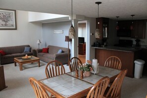 Dining - Welcome To "Snowed Inn” - Walk On And Off The Slopes (McGaheysville)