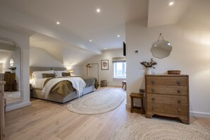 1 chambre, fer et planche à repasser, lit de bébé portatif