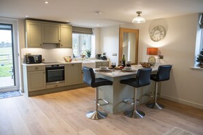 Jääkaappi, mikroaaltouuni, uuni, astianpesukone