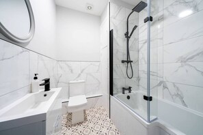 Douche, séchoir à cheveux, serviettes fournies
