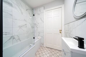 Douche, séchoir à cheveux, serviettes fournies