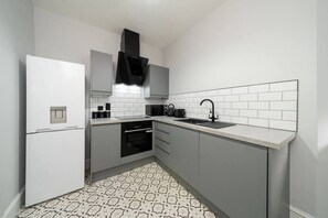 Fridge, microwave, oven, stovetop - Lochside, Apartment B - corporate friendly (Angus)