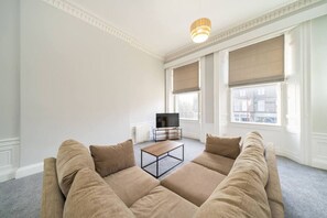 TV - Lochside, Apartment B - corporate friendly (Angus)