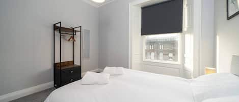 2 habitaciones, tabla de planchar con plancha y cuna de viaje