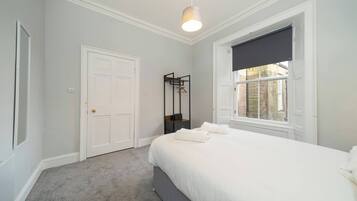 2 habitaciones, tabla de planchar con plancha y cuna de viaje