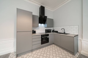 Een koelkast, een microgolfoven, een oven, een kookplaat
