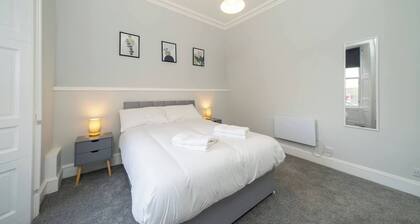 Lochside Apt C - smart stay for working away