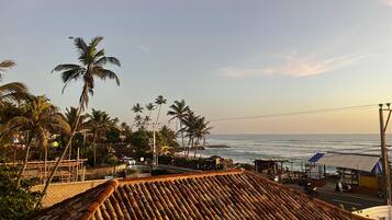 Vista frontal de la propiedad por la tarde o noche