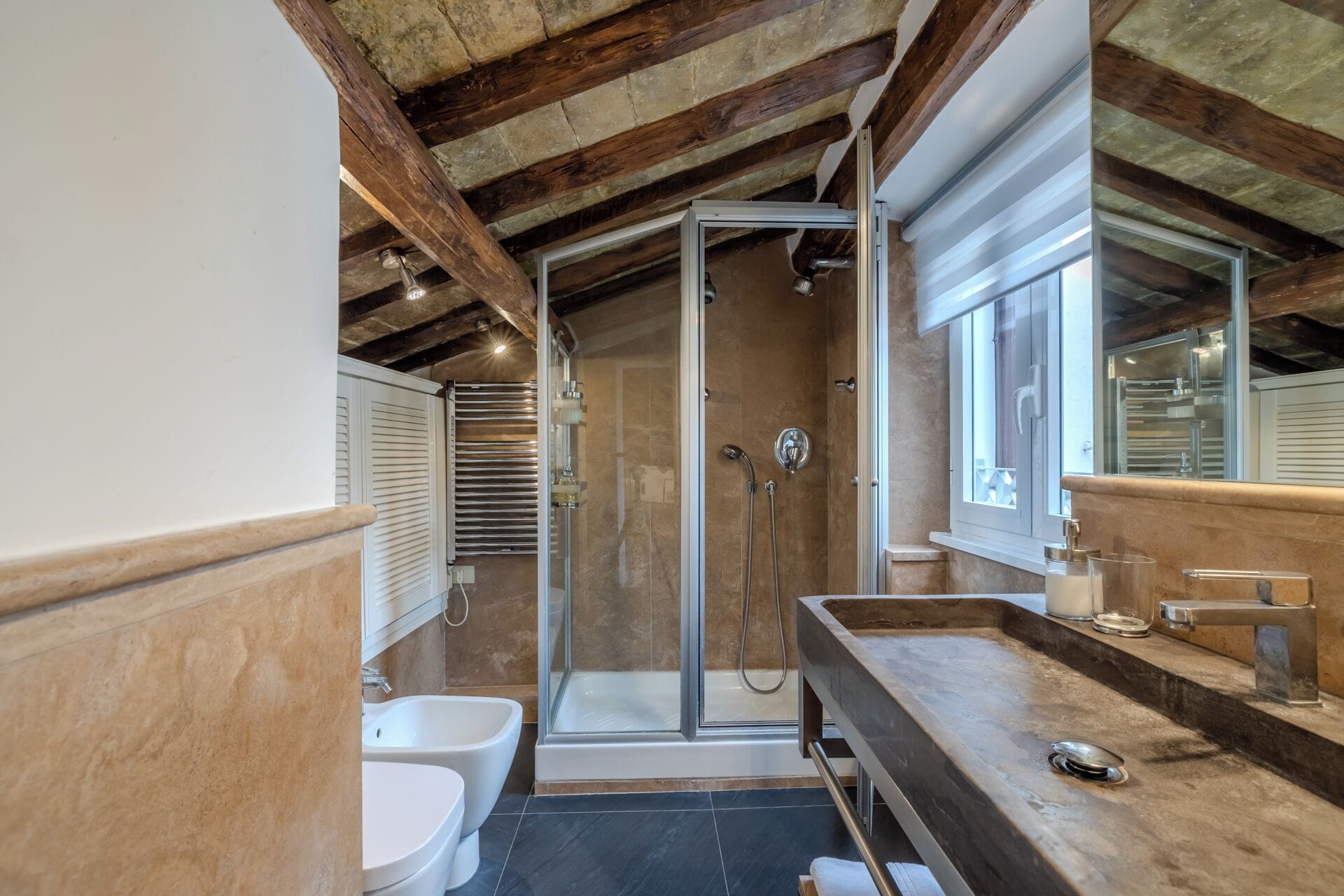 Shower, hair dryer, bidet, towels
