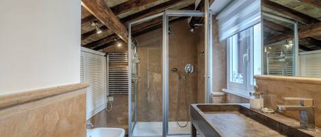 Shower, hair dryer, bidet, towels