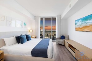 2 habitaciones, escritorio y tabla de planchar con plancha