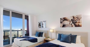 Desk, iron/ironing board, travel crib, WiFi - Studio Oasis: Pool, Gym & Views (Hallandale Beach)