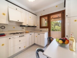 Kühlschrank, Mikrowelle, Ofen, Geschirrspüler