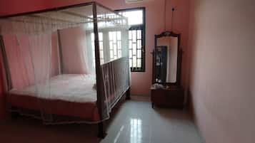 5 bedrooms, desk, iron/ironing board, bed sheets