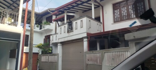 Spacious Mountain-View Home with AC, Pet-Friendly & Secure , in Galle.