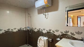 Escritorio, insonorización, wifi gratis y ropa de cama