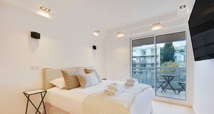 Charming Apt With AC & Balcony