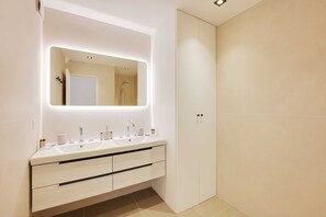 Apartment | Bathroom - Charming Apt With AC & Balcony (Suresnes)