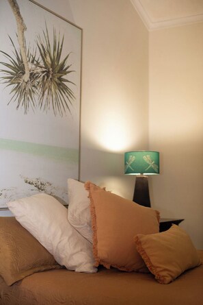 2 soverom, strykejern/-brett, reiseseng for barn og sengetøy