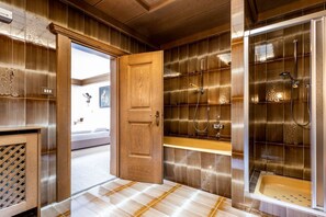 Shower, bidet, towels - Chalet Luis with big terrace and garden (Pfalzen)
