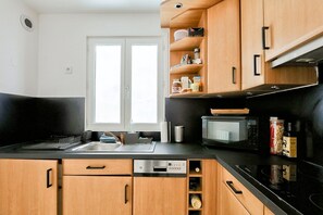 Réfrigérateur, micro-ondes, four, plaque de cuisson