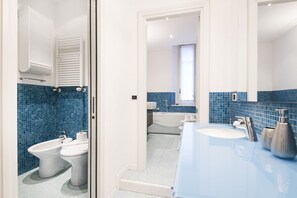 Dusche, Haartrockner, Bidet, Handtücher