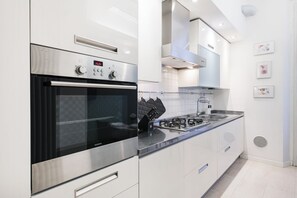 Fridge, oven, stovetop, dishwasher