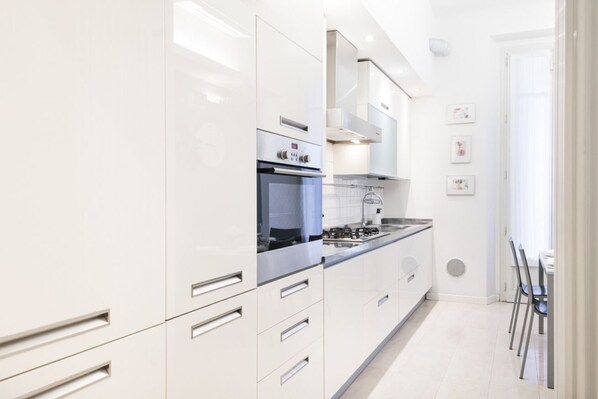 Fridge, oven, stovetop, dishwasher