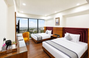 Quarto duplo família, vista para a cidade | Cofres nos quartos, escrivaninha, espaço de trabalho para notebook