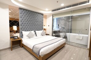 Luxe suite, uitzicht op de stad | Een kluis op de kamer, een bureau, een laptopwerkplek