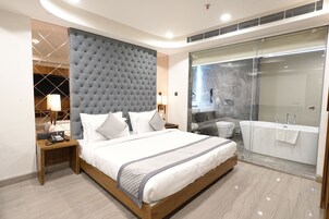 Suíte superluxo, vista para a cidade | Cofres nos quartos, escrivaninha, espaço de trabalho para notebook