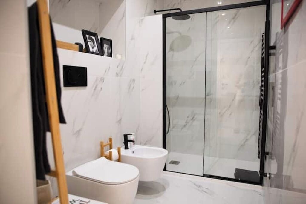 Doccia, asciugacapelli, bidet, asciugamani
