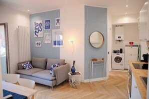 Smart TV, books - *Bright 2-Room Apartment for friends and relatives*10 MINUTES FROM THE CATHEDRAL (Milano)