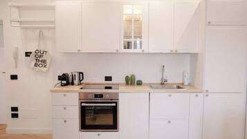 KĂŒhlschrank, Mikrowelle, Ofen, Herdplatte