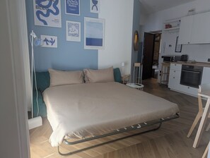 2 chambres, bureau, fer et planche à repasser, accès au Wi-Fi (inclus)