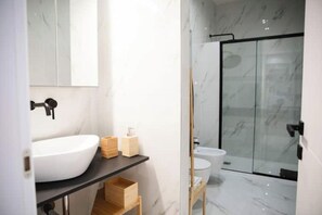 Shower, hair dryer, bidet, towels - *Bright 2-Room Apartment for friends and relatives*10 MINUTES FROM THE CATHEDRAL (Milano)