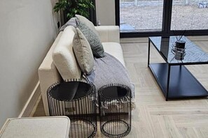 House | Living area | TV - Chester - 4 Bed House Free Parking (Chester)