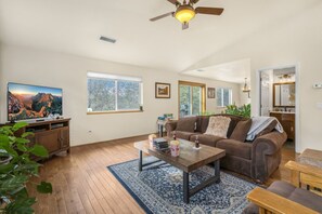 Smart TV, fireplace, video games, DVD player - Forest View Cabin*Arcade*Xbox*Fully Fenced (Flagstaff)