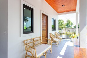 Superior Family Room | Living area | TV - Vawa Guesthouse (Kanchanaburi)
