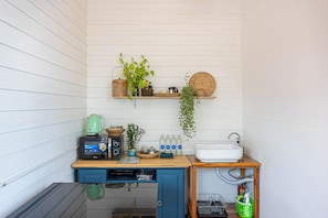 Fridge, microwave - Vawa Guesthouse (Kanchanaburi)