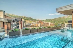 حمّام سباحة مُدفَّأ