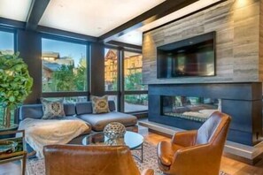 تلفزيون، مدفأة، ستيريو