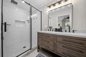 Dusche, umweltfreundliche Kosmetikartikel, Haartrockner, HandtĂŒcher