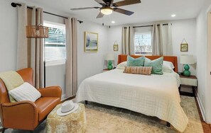 4 habitaciones, escritorio y tabla de planchar con plancha 